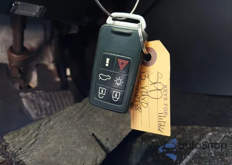 2013 Volvo S60 T5 Platinum z USA, uszkodzony, nr VIN YV1612FS9D2206014